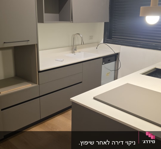 מטבח מודרני מבריק ונקי עם בקבוק ספריי ניקוי על הרצפה